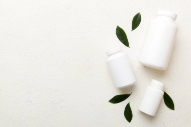 İlaçlar, ilaç şişesi, sağlık ve tıbbi destek. Vitamin hapları. Yeşil yapraklı vitaminler, doğal organik biyo takviyeler, fotokopi alanı..