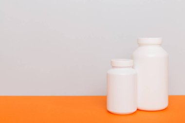 İlaçlar, ilaç şişesi, sağlık ve tıbbi destek. Vitamin hapları. Yeşil yapraklı vitaminler, doğal organik biyo takviyeler, fotokopi alanı..