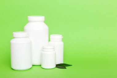 İlaçlar, ilaç şişesi, sağlık ve tıbbi destek. Vitamin hapları. Yeşil yapraklı vitaminler, doğal organik biyo takviyeler, fotokopi alanı..