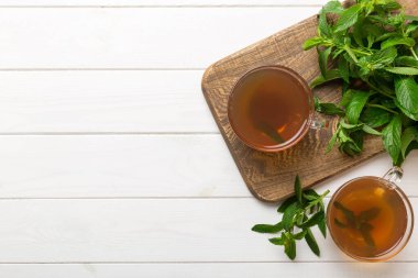 Arka planda bir fincan nane çayı. Fotokopi alanı ile taze nane görünümlü yeşil çay.