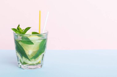 Mojito yaz serinletici buzlu ve naneli kokteyl. Limonlu, limonlu ve naneli mojito kokteyli..