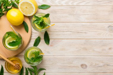 Caipirinha, Mojito kokteyli, limonlu votka veya soda, masa arkasında nane ve saman. Naneli, limonlu, cam manzaralı, ferahlatıcı bir içecek..