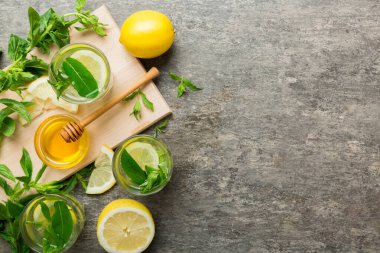 Caipirinha, Mojito kokteyli, limonlu votka veya soda, masa arkasında nane ve saman. Naneli, limonlu, cam manzaralı, ferahlatıcı bir içecek..