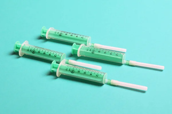 在彩色背景和复制空间的医疗注射系列注射器的顶部视图 健康和疫苗接种概念 — 图库照片