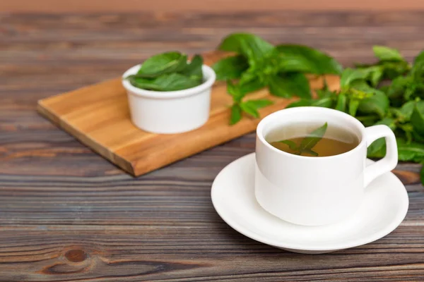 Ένα Φλιτζάνι Τσάι Μέντας Στο Φόντο Του Τραπεζιού Πράσινο Τσάι — Φωτογραφία Αρχείου
