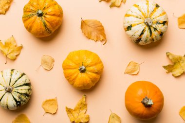 Sonbahar kompozisyonu. Masadaki kurumuş yapraklar ve diğer tasarım aksesuarlarından oluşan desen. Düz yatış, üst görünüm.