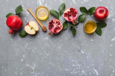 Renkli arka planda yahudi Rosh Hashanah bayramı sembolleri olan düz kompozisyon, Rosh hashanah kavramı. Geleneksel yılbaşı tatili. Kopyalama alanı olan üst görünüm.