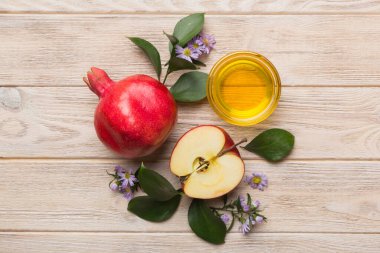 Renkli arka planda yahudi Rosh Hashanah bayramı sembolleri olan düz kompozisyon, Rosh hashanah kavramı. Geleneksel yılbaşı tatili. Kopyalama alanı olan üst görünüm.
