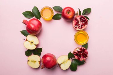 Rosh hashanah konsepti. Geleneksel Yahudi Yeni Yıl tatili sembollerinden yapılmış bir çerçeve. Kopyalama alanı olan üst görünüm.