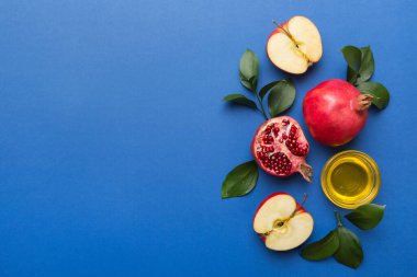 Renkli arka planda yahudi Rosh Hashanah bayramı sembolleri olan düz kompozisyon, Rosh hashanah kavramı. Geleneksel yılbaşı tatili. Kopyalama alanı olan üst görünüm.