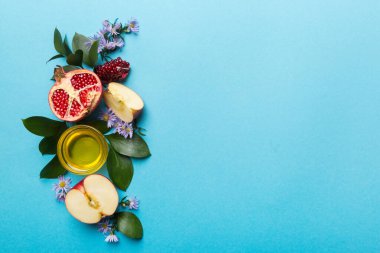 Renkli arka planda yahudi Rosh Hashanah bayramı sembolleri olan düz kompozisyon, Rosh hashanah kavramı. Geleneksel yılbaşı tatili. Kopyalama alanı olan üst görünüm.