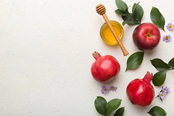 Renkli arka planda yahudi Rosh Hashanah bayramı sembolleri olan düz kompozisyon, Rosh hashanah kavramı. Geleneksel yılbaşı tatili. Kopyalama alanı olan üst görünüm.
