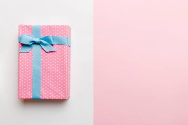 Bayram el yapımı kağıtlar mavi kurdeleli papyon görünümlü fotokopi alanı ile bağlandı. Tatil geçmişi düzdü. Doğum günü ya da Noel hediyesi. Kopya alanı olan Noel hediyesi kutusu konsepti.