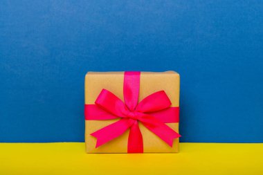 Tatil kağıdı hediyesi pembe kurdeleli pruva manzaralı fotokopi alanı. Tatil geçmişi düzdü. Doğum günü ya da Noel hediyesi. Kopya alanı olan Noel hediyesi kutusu konsepti.