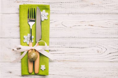 Bıçak, peçete ve çatalla kurulmuş bir Noel masası. Kopyalama alanı olan tatiller yeni yıl arkaplanı.