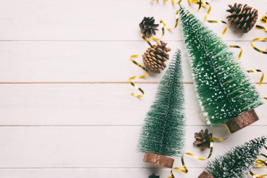 Renkli arka planda noel ağaçları olan düz kompozisyon. Kopyalama alanı olan üst görünüm.