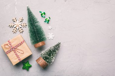 Renkli arka planda noel ağaçları olan düz kompozisyon. Kopyalama alanı olan üst görünüm.