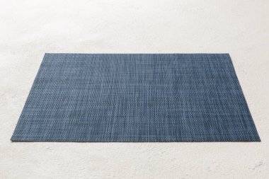 Çimento arka planında yemek için mavi masa örtüsünün perspektifi. Tasarımın için boş boşluk.