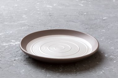 Ahşap zemin üzerinde boş ışık plakası perspektifi. Tasarımın için boş boşluk.