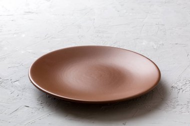 Çimento arka planındaki boş plakanın perspektif görüntüsü. Tasarımın için boş boşluk.