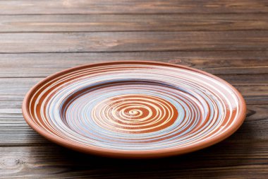 Çimento arka planındaki boş renkli plakanın perspektif görüntüsü. Tasarımın için boş boşluk.