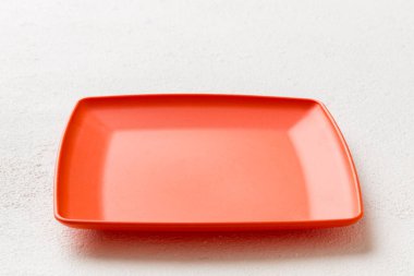 Beton zemin üzerinde boş kare plakanın perspektif görünümü. Tasarımın için boş boşluk.