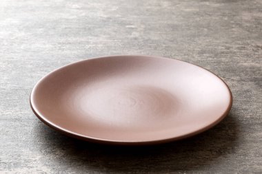 Çimento arka planındaki boş plakanın perspektif görüntüsü. Tasarımın için boş boşluk.