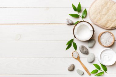 Hindistan cevizi yağı dolu kavanozlar ve renkli arka planda kozmetik kremi. Üst Manzara. Metnin için boş yer. Doğal spa Hindistan cevizi kozmetik ve organik tedavi konsepti Hindistan cevizi spa bileşimi.