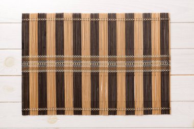 Ahşap zemindeki yiyecek için kahverengi masa örtüsünün üst görüntüsü. Tasarımın için boş boşluk.