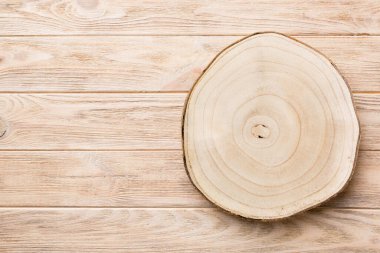 Çimento arka planında ahşap servis tepsisinin üst görüntüsü. Tasarımın için boş boşluk.