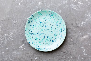 Beton zemin üzerinde boş mavi plaka üst görünümü. Tasarımın için boş boşluk.