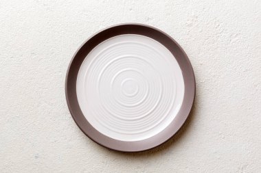 Beton zemin üzerinde boş ışık plakası üst görünümü. Tasarımın için boş boşluk.