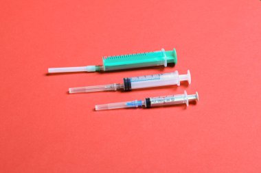 Renkli arka planda fotokopi alanı olan tıbbi şırıngaların üst görüntüsü. Enjeksiyon ekipmanı konsepti.