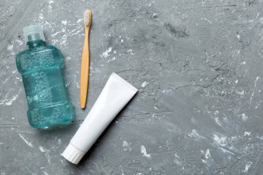 Ağız gargarası ve diğer ağız temizliği ürünleri renkli masa üstünde fotokopi alanı olan ürünler. Düz yatıyordu. Diş hijyeni. Sözlü bakım ürünleri ve hafif arkaplan üzerine yazı için alan. konsept.