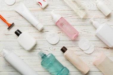 Banyo ürünleri için model düz yatak, spa jileti, diş macunu, sabun, jöle ve diğer çeşitli aksesuarlar. Cilt sağlığı için kozmetik. Logonuz için Bath Mockup.