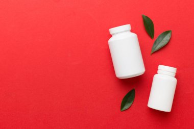 İlaçlar, ilaç şişesi, sağlık ve tıbbi destek. Vitamin hapları. Yeşil yapraklı vitaminler, doğal organik biyo takviyeler, fotokopi alanı..