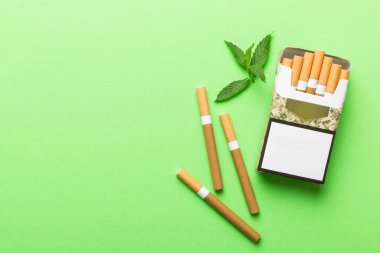 Bir paket mentollü sigara ve renkli masada taze nane şekeri, mentollü sigaralar düz yerde yatıyordu..