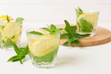 Mojito kokteyli. Limonlu, limonlu ve naneli mojito kokteylini uzun bir bardakta sopayla tazeliyorum..