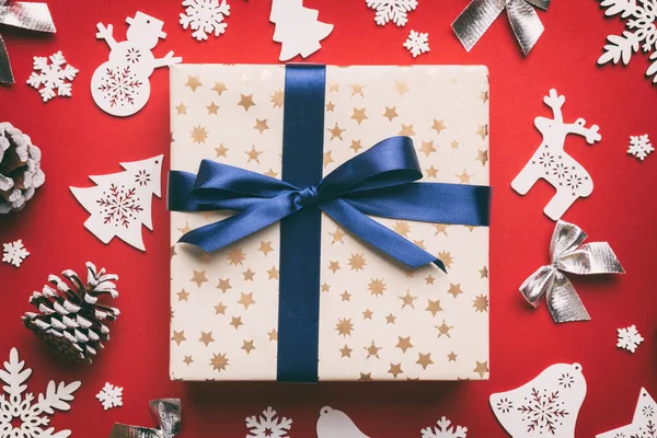 Composição Natal Caixa Presentes Com Decorações Ano Novo Fundo Colorido — Fotografia de Stock