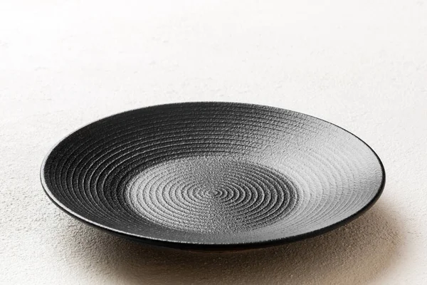 Beton zemin üzerinde boş siyah plaka perspektif görünümü. Tasarımın için boş boşluk.