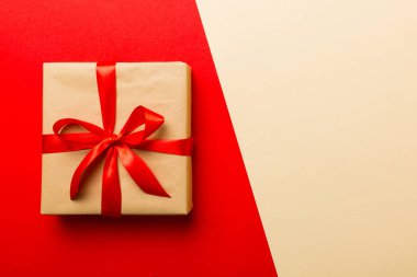 Bayram kahverengi kağıtları kırmızı kurdeleli üst görünümü fotokopi alanı ile bağlar. Tatil geçmişi düzdü. Doğum günü ya da Noel hediyesi. Kopya alanı olan Noel hediyesi kutusu konsepti.