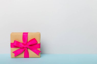 Tatil kağıdı hediyesi pembe kurdeleli pruva manzaralı fotokopi alanı. Tatil geçmişi düzdü. Doğum günü ya da Noel hediyesi. Kopya alanı olan Noel hediyesi kutusu konsepti.