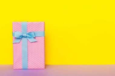 Bayram el yapımı kağıtlar mavi kurdeleli papyon görünümlü fotokopi alanı ile bağlandı. Tatil geçmişi düzdü. Doğum günü ya da Noel hediyesi. Kopya alanı olan Noel hediyesi kutusu konsepti.