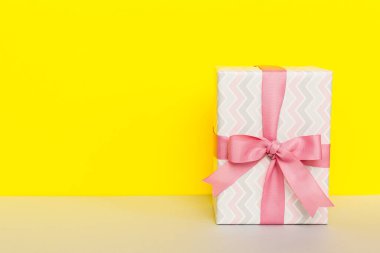 Tatil kağıdı hediyesi pembe kurdeleli pruva manzaralı fotokopi alanı. Tatil geçmişi düzdü. Doğum günü ya da Noel hediyesi. Kopya alanı olan Noel hediyesi kutusu konsepti.