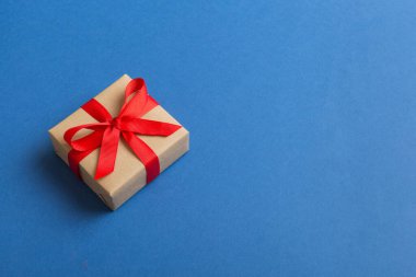 Paketlenmiş Noel ya da renkli kurdeleli el yapımı el yapımı diğer Noel hediyeleri. Hediye kutusu, hediye süslemesi, kopya alanı ile üst görünüm.