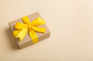 Paketlenmiş Noel ya da renkli kurdeleli el yapımı el yapımı diğer Noel hediyeleri. Hediye kutusu, hediye süslemesi, kopya alanı ile üst görünüm.