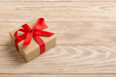 Paketlenmiş Noel ya da renkli kurdeleli el yapımı el yapımı diğer Noel hediyeleri. Hediye kutusu, hediye süslemesi, kopya alanı ile üst görünüm.
