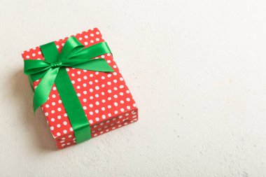 Paketlenmiş Noel ya da renkli kurdeleli kağıda sarılmış el yapımı diğer tatil hediyeleri. Hediye kutusu, hediye süslemesi, kopya alanı ile üst görünüm.