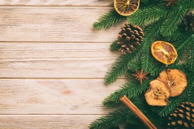 Noel arkaplanı, köknar dalları ve Noel süslemeleri. Üst görünüm, metin için boşluk kopyala.