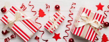 Renkli kağıda sarılı ve renkli arka planda konfetiyle süslenmiş hediye kutularıyla tatil dairesi yatıyordu. Noel, Doğum günü, Sevgililer Günü ve satış konsepti, üst manzara.